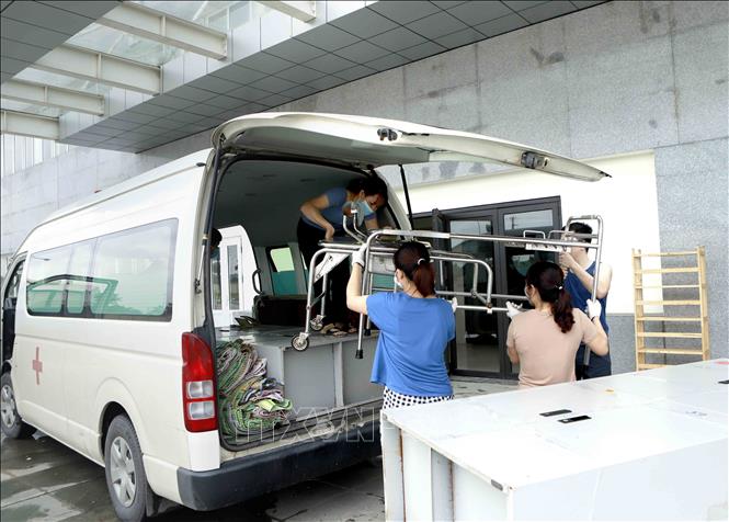 Trong ảnh: Trang thiết bị y tế của Bệnh viện Sản – Nhi tỉnh Vĩnh Phúc  được vận chuyển từ cơ sở cũ tới cơ sở mới (xã Đồng Văn, huyện Yên Lạc và xã Hợp Thịnh, huyện Tam Dương). Ảnh: Hoàng Hùng - TTXVN