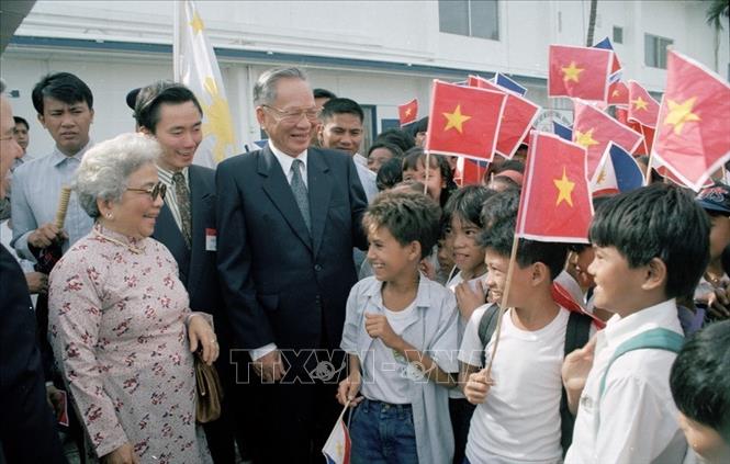 Trong ảnh: Thiếu nhi khu chế xuất Subic đón chào Chủ tịch nước Lê Đức Anh và Phu nhân thăm chính thức Philippines (30/11/1995). Ảnh: Cao Phong - TTXVN