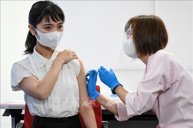 Trong ảnh: Nhân viên y tế tiêm vaccine ngừa COVID-19 của Moderna cho người dân tại Tokyo, Nhật Bản ngày 14/6/2021. Ảnh: AFP/TTXVN