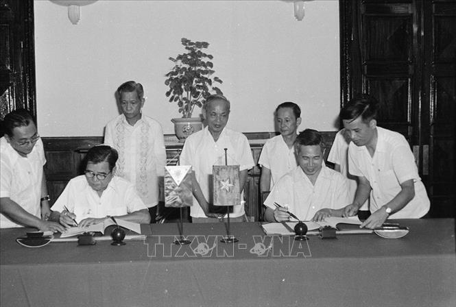 Trong ảnh: Ngày 7/8/1975, Thứ trưởng Bộ Ngoại giao Nguyễn Cơ Thạch và Đại sứ đặc mệnh toàn quyền Philippines Agustin P.Magina thay mặt Chính phủ hai nước ký thông cáo chung về việc thiết lập ngoại giao Việt Nam – Philippines. Ảnh: Xuân Lâm - TTXVN