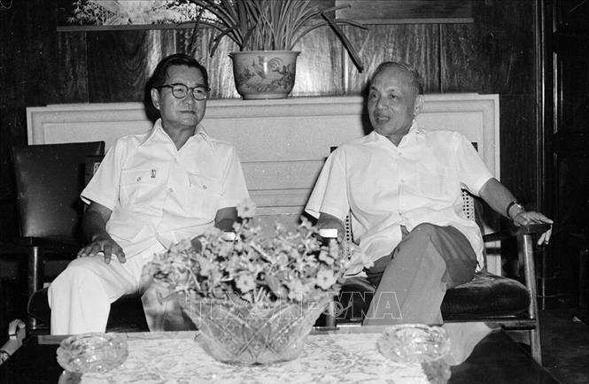 Trong ảnh: Phó Thủ tướng, Bộ trưởng Bộ Ngoại giao Nguyễn Duy Trinh tiếp Đại sứ đặc mệnh toàn quyền Philippines Agustin P.Magina (7/8/1975). Ảnh: Xuân Lâm - TTXVN