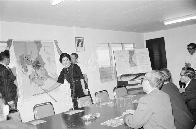 Trong ảnh: Phu nhân Tổng thống Philippines Imelda Marcos giới thiệu với Bộ trưởng Bộ Ngoại giao Nguyễn Duy Trinh về thành tích kinh tế của Philippines (1978). Ảnh: Ngọc Khanh - TTXVN