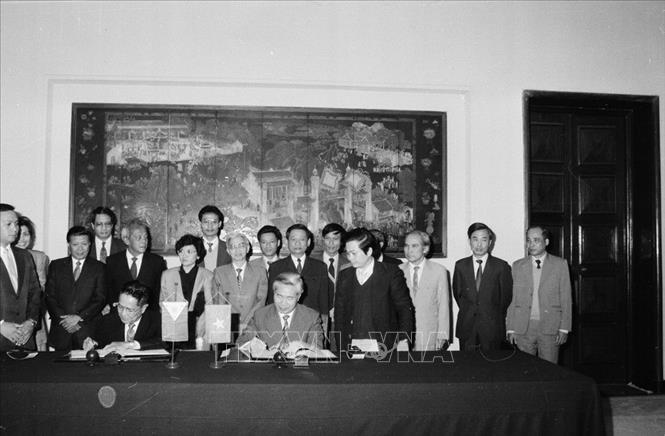 Trong ảnh: Bộ trưởng Bộ Ngoại giao Nguyễn Cơ Thạch và Bộ trưởng Bộ Ngoại giao Philippines Raul Manglapus ký Hiệp định về hàng không giữa Việt Nam và Philippines (28/11/1988). Ảnh: Kim Hùng - TTXVN