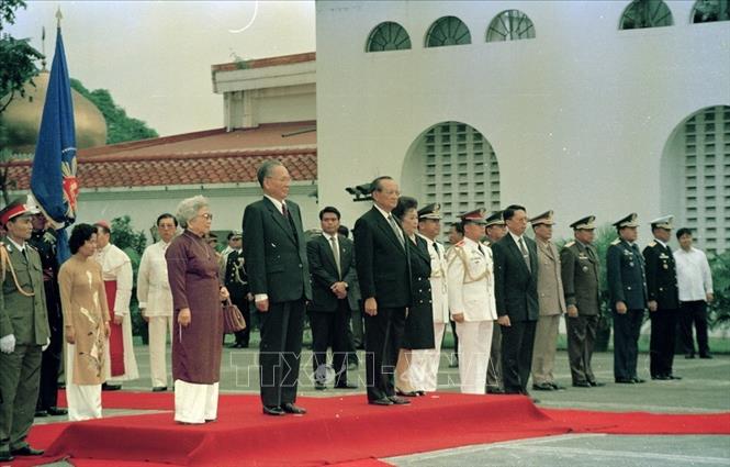 Trong ảnh: Lễ đón Chủ tịch nước Trần Đức Lương và phu nhân trong chuyến thăm chính thức Philippines (30/11/1995). Ảnh: Cao Phong - TTXVN