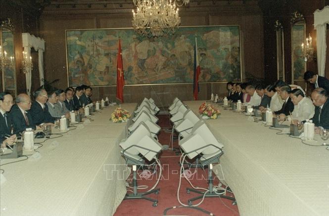 Trong ảnh: Chủ tịch nước Trần Đức Lương hội đàm với Tổng thống Philippines Fidel Ramos trong chuyến thăm Philippines (1995). Ảnh: Cao Phong - TTXVN