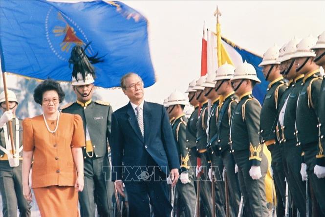Trong ảnh: Chủ tịch Hội đồng Bộ trưởng Võ Văn Kiệt và Tổng thống Philippines Corazon Aquino duyệt đội danh dự trong chuyến thăm chính thức Philippines (26/2/1992). Ảnh: Minh Đạo - TTXVN
