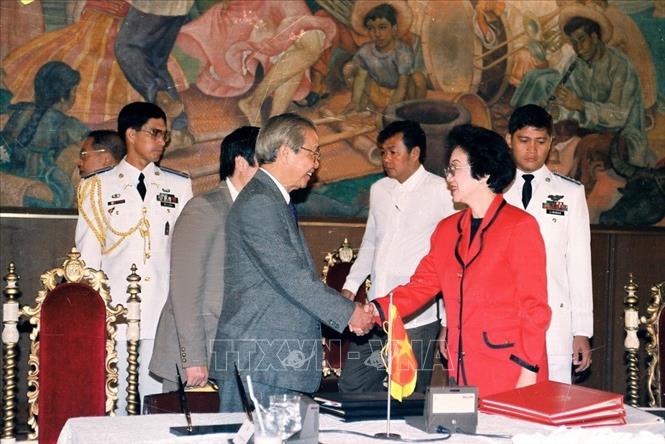 Trong ảnh: Chủ tịch Hội đồng Bộ trưởng Võ Văn Kiệt và Tổng thống Philippines Corazon Aquino chứng kiến các lễ ký văn kiện hợp tác kinh tế, văn hóa, khoa học kỹ thuận giữa Việt Nam - Philippines (27/2/1992). Ảnh: Minh Đạo - TTXVN
