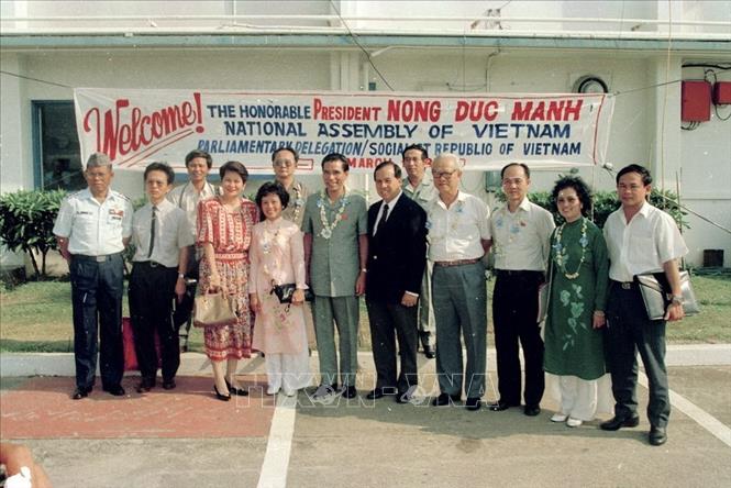 Trong ảnh: Chủ tịch Quốc hội Nông Đức Mạnh thăm căn cứ Subic trong chuyến thăm chính thức Philippines từ ngày 29-31/3/1993. Ảnh: Xuân Tuân - TTXVN 