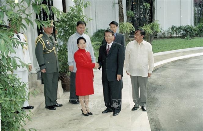 Trong ảnh: Tổng thống Philippines Gloria Arroyo đón Chủ tịch nước Trần Đức Lương trong chuyến thăm Philippines từ ngày 14-16/11/2001. Ảnh: Trọng Nghiệp - TTXVN
