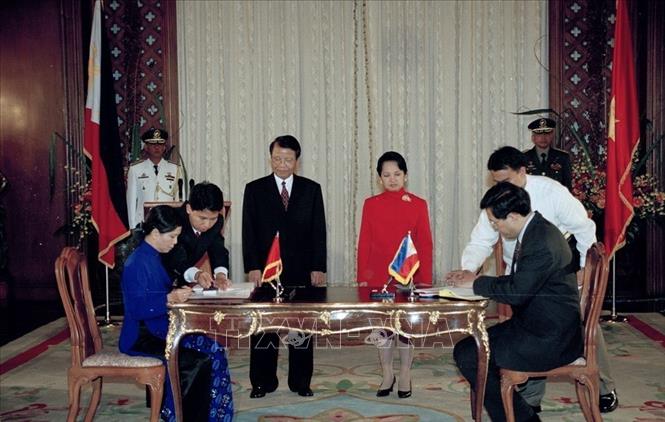 Trong ảnh: Tổng thống Philippines Gloria Arroyo và Chủ tịch nước Trần Đức Lương chứng kiến lễ ký kết các văn kiện hợp tác kinh tế - xã hội giữa hai nước, trong chuyến thăm Philippines từ ngày 14-16/11/2001. Ảnh: Trọng Nghiệp - TT