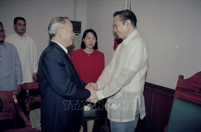 Trong ảnh: Phó Tổng thống Philippines Teofisto T.Guingona tiếp Chủ tịch Quốc hội Nguyễn Văn An trong chuyến thăm Philippines (16/12/2003). Ảnh: Trí Dũng - TTXVN