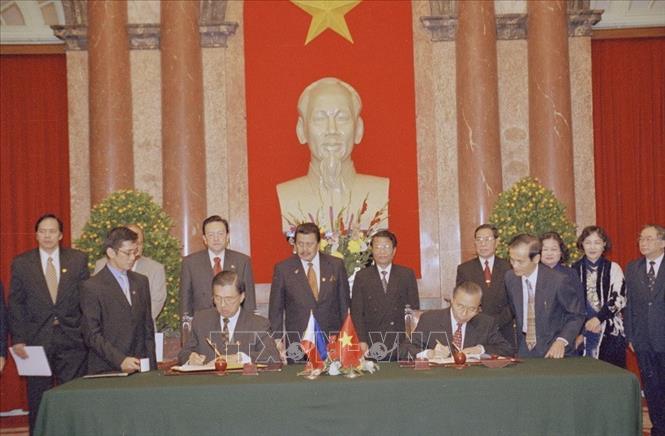 Trong ảnh: Chủ tịch nước Trần Đức Lương và Thổng thống Philippines Joseph Estrada chứng kiến lễ ký về miễn thị thực và cấp nhanh thị thực nhập cảnh giữa hai nước (17/12/1998). Ảnh: Trọng Nghiệp - TTXVN