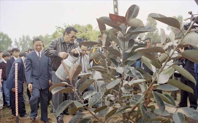 Trong ảnh: Thổng thống Philippines Joseph Estrada trồng cây lưu niệm tại trường Đại học Nông nghiệp I (Hà Nội) trong chuyến thăm chính thức Việt Nam (18/12/1998). Ảnh: Thu Hoài - TTXVN