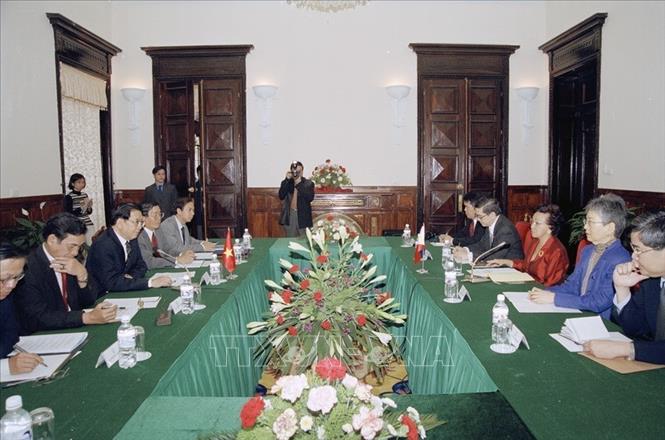 Trong ảnh: Bộ trưởng Bộ Ngoại giao Nguyễn Duy Niên hội đàm với Bộ trưởng Ngoại giao Philippines Delia Domingo Albert đang thăm và làm việc tại Việt Nam (1/3/2004). Ảnh: Nhan Sáng - TTXVN