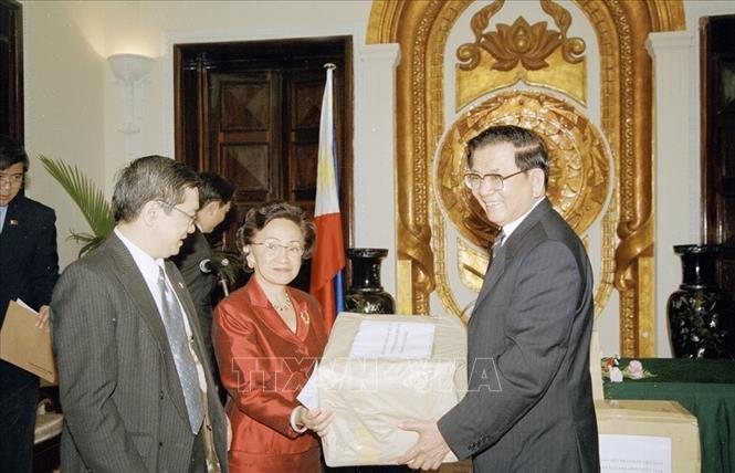 Trong ảnh:  Bộ trưởng Ngoại giao Philippines Delia Domingo Albert trao tặng thuốc và trang thiết bị y tế cho Bộ trưởng Bộ Ngoại giao Nguyễn Duy Niên nhằm giúp đỡ Việt Nam ngăn chặn và đẩy lùi dịch cúm gia cầm (1/3/2004). Ảnh: Nhan Sáng - TTXVN