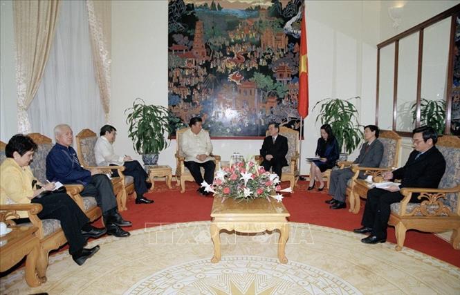 Trong ảnh: Thủ tướng Phan Văn Khải tiếp Chủ tịch Thượng viện Philippines Fran Klin M.Drilon thăm Việt Nam (5/4/2004). Ảnh: Nguyễn Dân - TTXVN