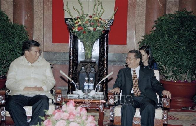 Trong ảnh: Chủ tịch nước Trần Đức Lương tiếp Chủ tịch Thượng viện Philippines Fran Klin M.Drilon (5/4/2004). Ảnh: Nguyễn Khang - TTXVN