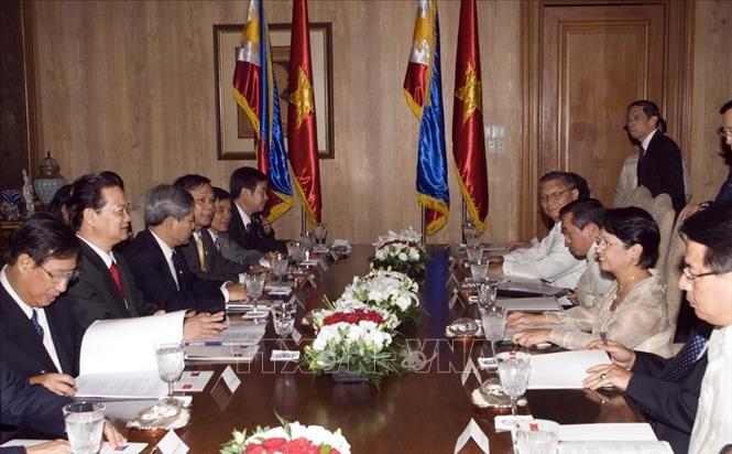 Trong ảnh: Hội đàm giữa Tổng thống Philippines Macapagal Arroyo và Thủ tướng Nguyễn Tấn Dũng trong chuyến thăm chính thức Philippines (9/8/2007). Ảnh: Đức Tám - TTXVN