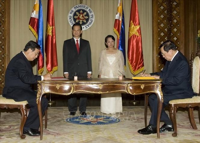 Trong ảnh: Thủ tướng Nguyễn Tấn Dũng và Tổng thống Philippines Macapagal Arroyo chứng kiến lễ ký kết chương trình hành động giữa Chính phủ Việt Nam và Chính phủ Philippines giai đoạn 2007-2008. Ảnh: Đức Tám – TTXVN