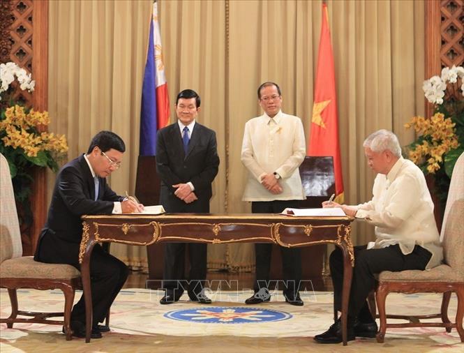 Trong ảnh: Tổng thống Philippines Benigno S. Aquino III và Chủ tịch nước Trương Tấn Sang chứng kiến lễ ký kết Kế hoạch hành động Việt Nam giai đoạn 2011-2016. Ảnh: Nguyễn Khang - TTXVN