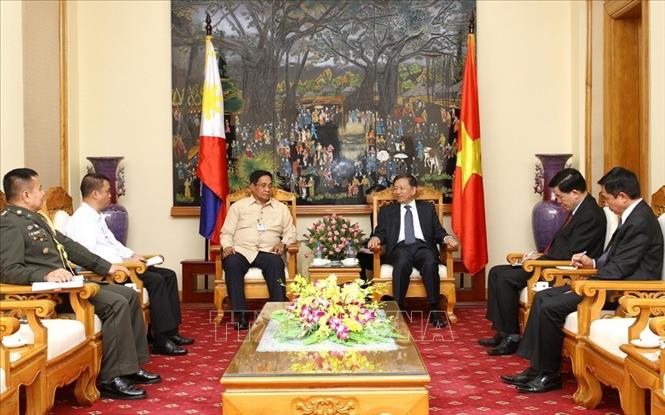 Trong ảnh: Thượng tướng Tô Lâm, Bộ trưởng Bộ Công an tiếp ngài Hermogenes Esperon, Cố vấn Hội đồng An ninh quốc gia Cộng hòa Philippines nhân dịp ngài Hermogenes Esperon tháp tùng Tổng thống Philippines thăm chính thức Việt Nam (2016). Ảnh: Doãn Tấn - TTXVN