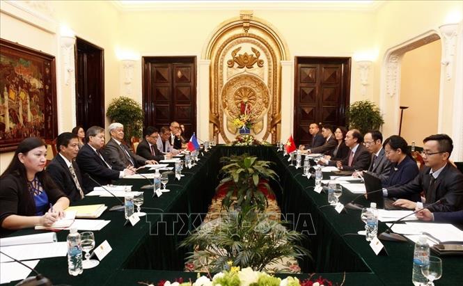 Trong ảnh: Thứ trưởng Bộ Ngoại giao Việt Nam Nguyễn Quốc Dũng tiếp ông Jesus Yabes, Thứ trưởng Bộ Ngoại giao Philippines đang thăm và làm việc tại Việt Nam từ ngày 26-28/3/2017. Ảnh: Văn Điệp – TTXVN