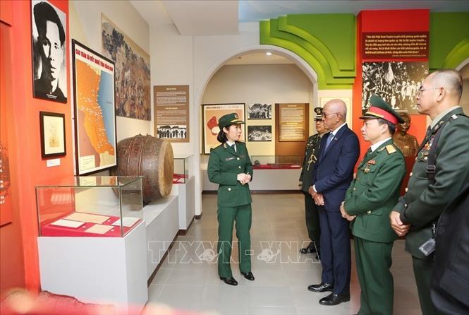 Trong ảnh: Bộ trưởng Quốc Phòng PhilippinesDelfin Negrillo Lorenzana đến thăm Di tích lịch sử Nhà tù Hỏa Lò. Ảnh: Dương Giang – TTXVN