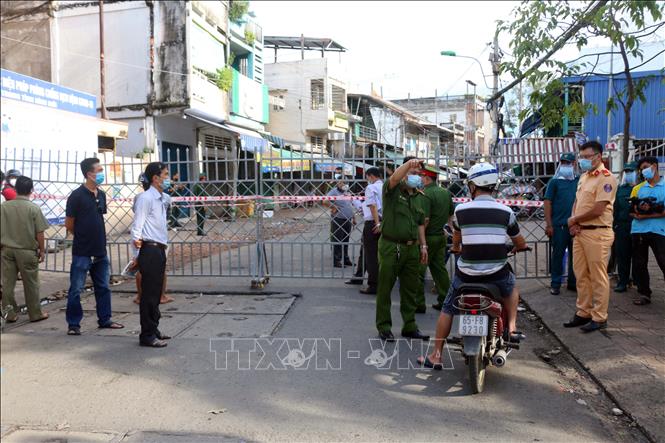 Lực lượng chức năng tiến hành phong tỏa khu vực. Ảnh: Trung Kiên - TTXVN