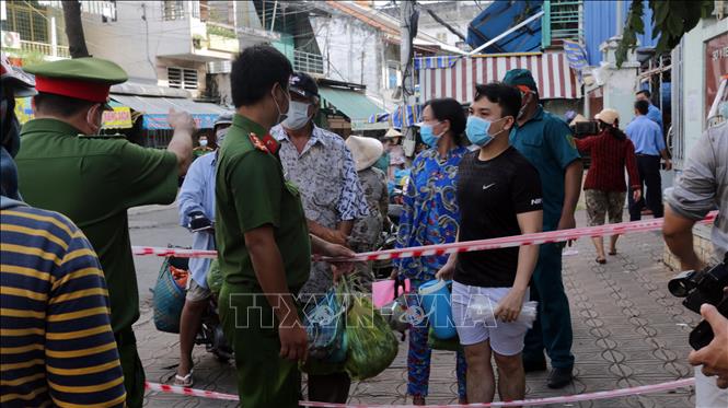 Người dân bên trong khu vực phong tỏa được lực lượng chức năng yêu cầu không ra ngoài. Ảnh: Trung Kiên - TTXVN