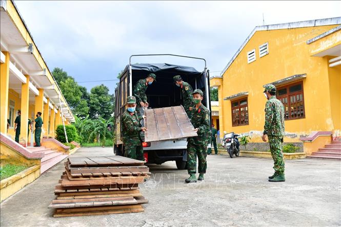 Cán bộ, chiến sĩ khẩn trương đẩy nhanh tiến độ thi công Bệnh viện dã chiến số 6. Ảnh: Hữu Chí – TTXVN