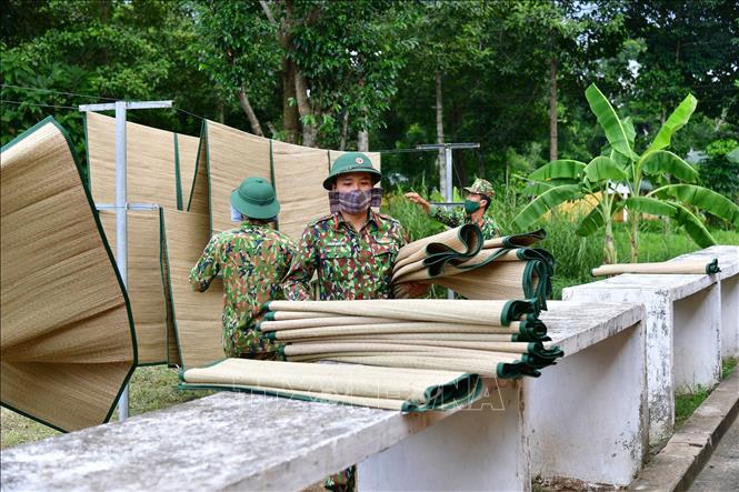 Cán bộ, chiến sĩ chuẩn bị vật dụng sinh hoạt cá nhân cho bệnh nhân trong Bệnh viện dã chiến số 6. Ảnh: Hữu Chí – TTXVN