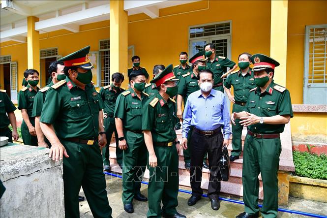 Phó Chủ tịch Ủy ban nhân dân tỉnh Tiền Giang Phạm Văn Trọng cùng các sĩ quan trong Ban Chỉ đạo phòng, chống dịch COVID-19 Quân khu 9 khảo sát cơ sở hạ tầng Bệnh viện dã chiến số 6. Ảnh: Hữu Chí – TTXVN