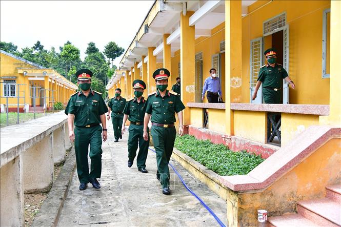 Các đồng chí trong Ban Chỉ đạo phòng, chống dịch COVID-19 Quân khu 9 kiểm tra tiến độ triển khai Bệnh viện dã chiến số 6. Ảnh: Hữu Chí – TTXVN