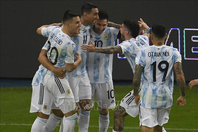 Trong ảnh: Cầu thủ Angel Di Maria (thứ 2, trái) ăn mừng cùng đồng đội sau khi ghi bàn mở tỉ số cho Argentina trong trận chung kết Copa America 2021 gặp Brazil trên sân vận động Maracana ở Rio de Janeiro, Brazil, ngày 10/7/2021. Ảnh: AFP/ TTXVN