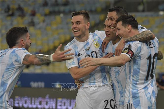 Trong ảnh: Cầu thủ Angel Di Maria (thứ 2, phải) ăn mừng cùng đồng đội sau khi ghi bàn mở tỉ số cho Argentina trong trận chung kết Copa America 2021 gặp Brazil trên sân vận động Maracana ở Rio de Janeiro, Brazil, ngày 10/7/2021. Ảnh: AFP/ TTXVN