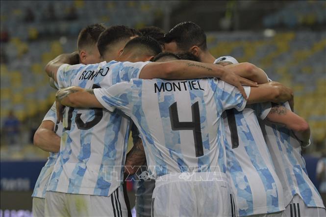 Trong ảnh: Các cầu thủ Argentina ăn mừng bàn mở tỉ số trước Brazil trong trận chung kết Copa America 2021 trên sân vận động Maracana ở Rio de Janeiro, Brazil, ngày 10/7/2021. Ảnh: AFP/ TTXVN