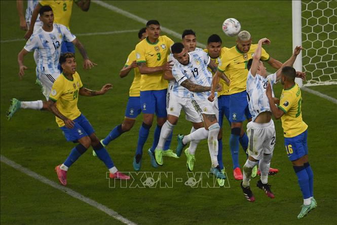 Trong ảnh: Pha tranh bóng bổng của các cầu thủ Argentina và Brazil trong trận chung kết Copa America 2021 trên sân vận động Maracana ở Rio de Janeiro, Brazil, ngày 10/7/2021. Ảnh: AFP/ TTXVN