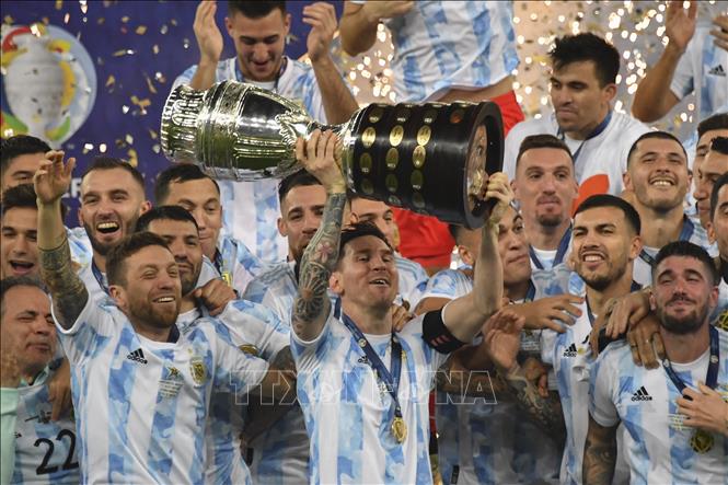 Trong ảnh: Các cầu thủ Argentina giơ cúp vô địch Copa America 2021 sau khi giành chiến thắng trước Brazil trong trận chung kết trên sân vận động Maracana ở Rio de Janeiro, Brazil, ngày 10/7/2021. Ảnh: AFP/ TTXVN