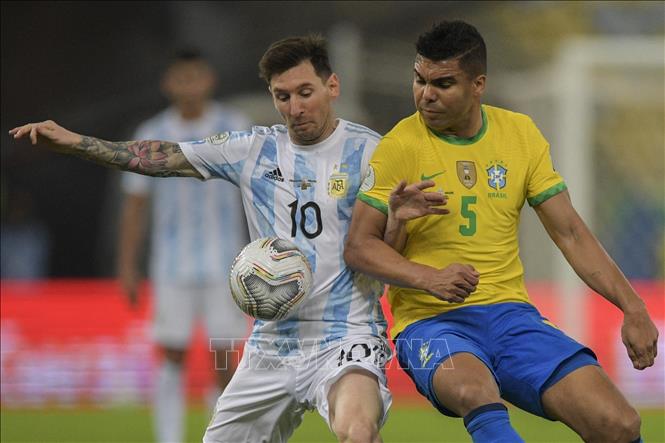 Trong ảnh: Pha tranh bóng giữa cầu thủ Lionel Messi (trái) của Argentina và Casemiro của Brazil trong trận chung kết Copa America 2021 trên sân vận động Maracana ở Rio de Janeiro, Brazil, ngày 10/7/2021. Ảnh: AFP/ TTXVN