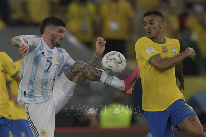 Trong ảnh: Pha tranh bóng giữa cầu thủ Rodrigo De Paul (trái) của Argentina và Danilo của Brazil trong trận chung kết Copa America 2021 trên sân vận động Maracana ở Rio de Janeiro, Brazil, ngày 10/7/2021. Ảnh: AFP/ TTXVN