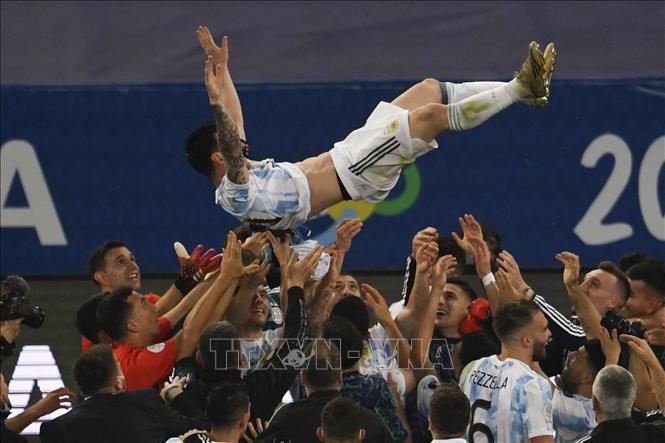 Trong ảnh: Các cầu thủ Argentina mừng chiến thắng sau trận chung kết Copa America 2021 gặp Brazil trên sân vận động Maracana ở Rio de Janeiro, Brazil, ngày 10/7/2021. Ảnh: AFP/ TTXVN