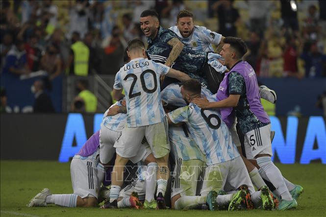 Trong ảnh: Các cầu thủ Argentina mừng chiến thắng sau trận chung kết Copa America 2021 gặp Brazil trên sân vận động Maracana ở Rio de Janeiro, Brazil, ngày 10/7/2021. Ảnh: AFP/ TTXVN