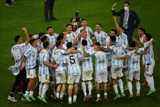 Trong ảnh: Các cầu thủ Argentina mừng chiến thắng sau trận chung kết Copa America 2021 gặp Brazil trên sân vận động Maracana ở Rio de Janeiro, Brazil, ngày 10/7/2021. Ảnh: AFP/ TTXVN