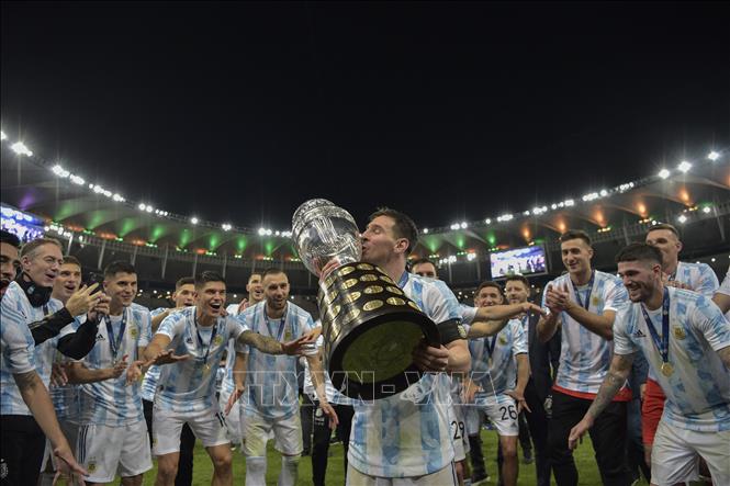 Trong ảnh: Các cầu thủ Argentina mừng chiến thắng sau trận chung kết Copa America 2021 gặp Brazil trên sân vận động Maracana ở Rio de Janeiro, Brazil, ngày 10/7/2021. Ảnh: AFP/ TTXVN