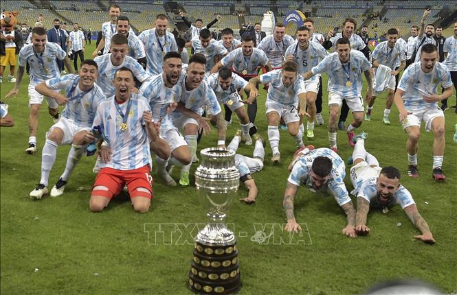 Trong ảnh: Các cầu thủ Argentina mừng chiến thắng sau trận chung kết Copa America 2021 gặp Brazil trên sân vận động Maracana ở Rio de Janeiro, Brazil, ngày 10/7/2021. Ảnh: AFP/ TTXVN