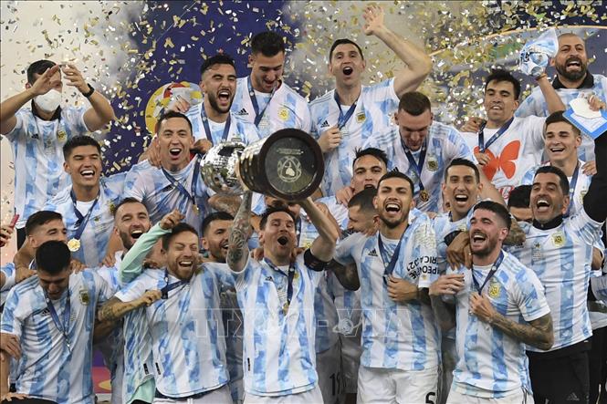 Trong ảnh: Các cầu thủ Argentina giơ cúp vô địch Copa America 2021 sau khi giành chiến thắng trước Brazil trong trận chung kết trên sân vận động Maracana ở Rio de Janeiro, Brazil, ngày 10/7/2021. Ảnh: AFP/ TTXVN