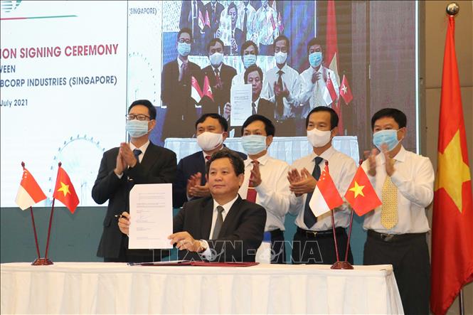 Trong ảnh: Ông Trương Hoàng Vũ, Tổng giám đốc EVNGENCO 2 công bố biên bản ghi nhớ hợp tác chiến lược vừa ký kết. Ảnh: Ngọc Thiện - TTXVN