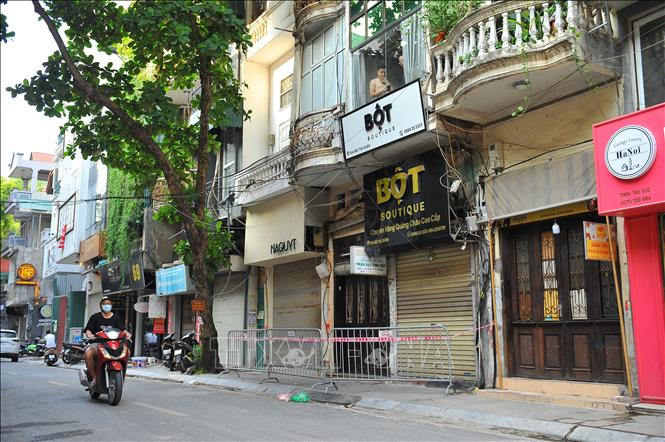 Lực lượng chức năng lập chốt chặn, phong tỏa số nhà 75 Bùi Thị Xuân vì có tiếp xúc với 5 trường hợp sống tại số nhà 89 Bùi Thị Xuân, Hai Bà Trưng, Hà Nội. Ảnh: Minh Đức - TTXVN