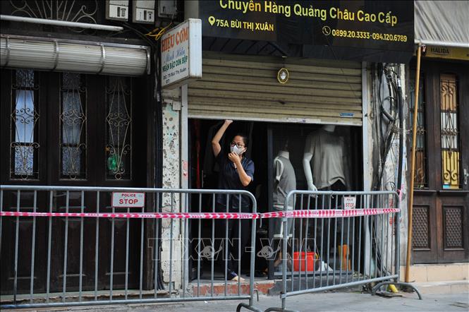 Lực lượng chức năng lập chốt chặn, phong tỏa số nhà 75 Bùi Thị Xuân vì có tiếp xúc với 5 trường hợp sống tại số nhà 89 Bùi Thị Xuân, Hai Bà Trưng, Hà Nội.Ảnh: Minh Đức - TTXVN