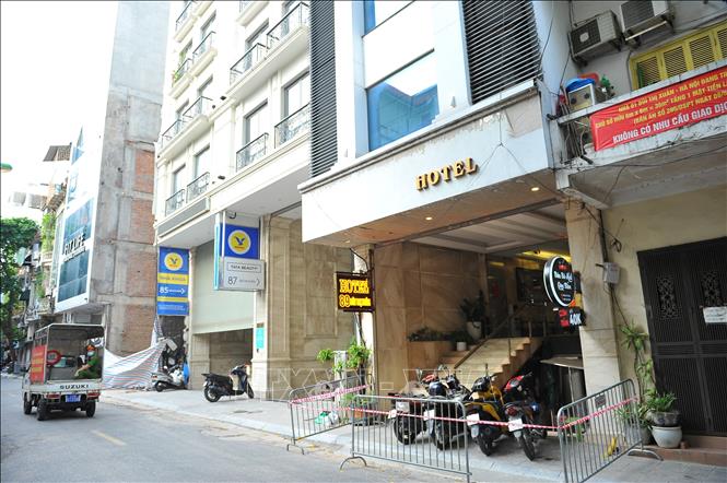 Lực lượng chức năng lập chốt chặn, phong tỏa và tăng cường tuần tra kiểm soát nhắc nhở người dân tại khu vực số nhà 89 Bùi Thị Xuân.Ảnh: Minh Đức – TTXVN